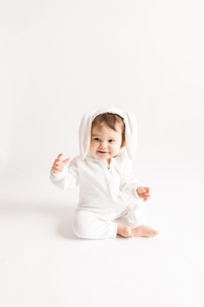 白色小女孩兔子图片下载