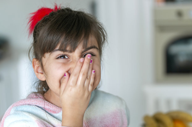 一个女孩为Corona病毒倒古龙水的肖像图片下载