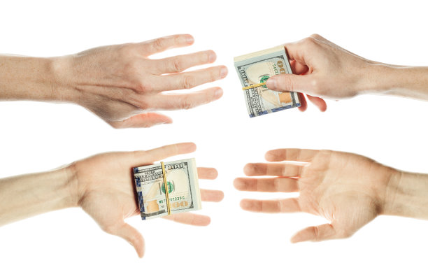 美元现钞在男性手中孤立在白人背景下。100美元钞票图片下载