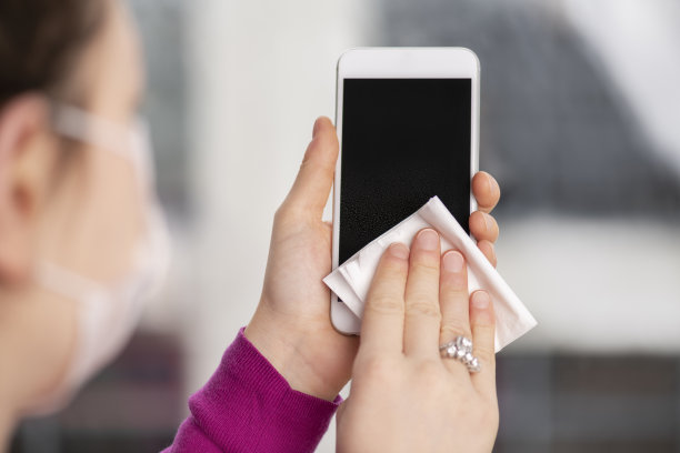 冠状病毒防护-擦拭手机图片下载