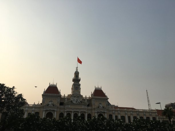 在越南胡志明市政厅前图片下载
