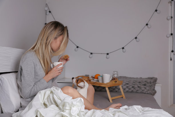 舒适的居家早餐：简单的快乐，新型冠状病毒隔离，自我隔离图片下载