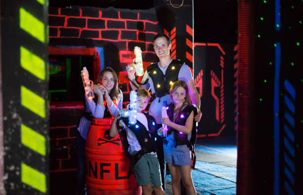 玩激光枪的孩子和家长图片下载