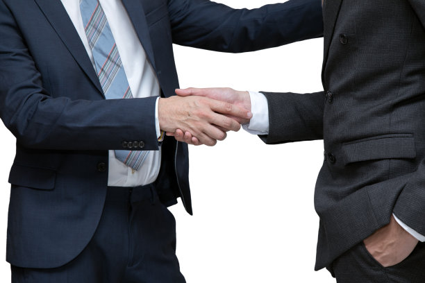 两个商人握手在白色的背景与剪辑路径;合伙合作业务图片下载