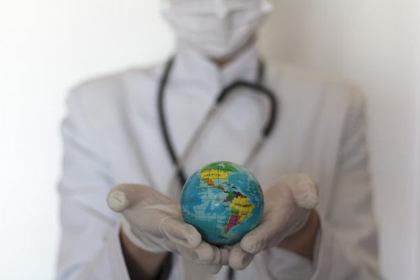 医生用手套捧着世界图片下载