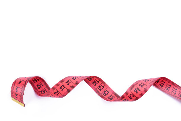 苗条的概念。白色背景上孤立的红色卷尺。健康饮食的概念。图片下载