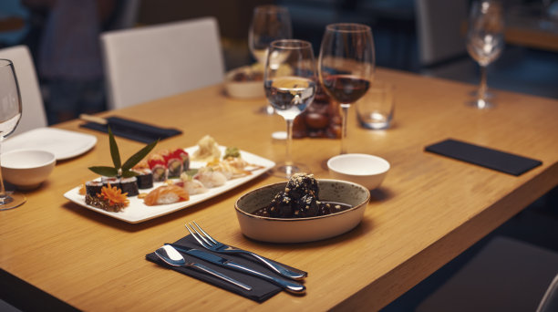 亚洲美食的概念。天妇罗冰淇淋配一杯红酒。图片下载