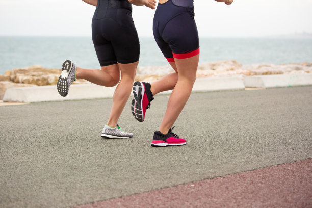 女子在海边跑步的局部照片图片下载