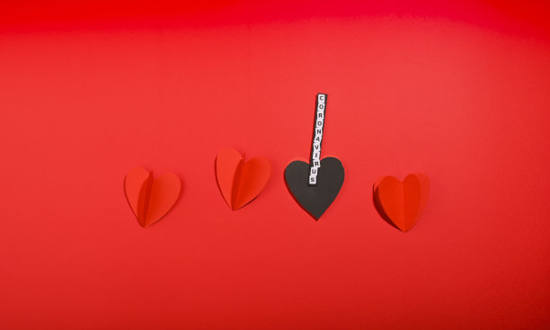 冠状病毒红色背景，纸心，黑色表示疫情，文字为病毒详细名称。世界流行的概念。横幅。长格式。本空间图片下载