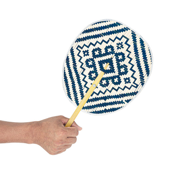 手握竹织孤立在白色背景上。剪切路径。图片下载