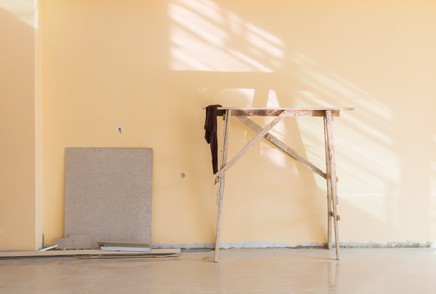 木质脚手架和石膏板的室内建筑工地图片下载