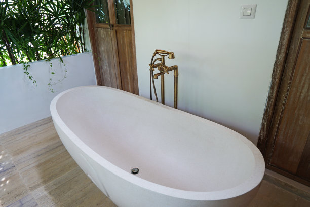 室外白色时尚浴缸装饰在自然天井和露台图片下载