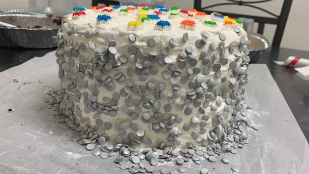 带银色亮片的自制生日蛋糕图片下载