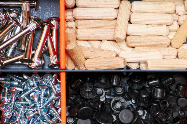 家具组装用塑料盒，带销钉、螺丝和盖。前视图。背景纹理图片下载