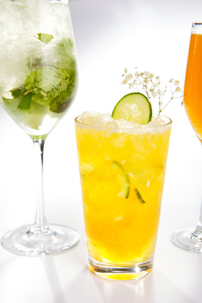 百香果和黄瓜鸡尾酒即将登场图片下载