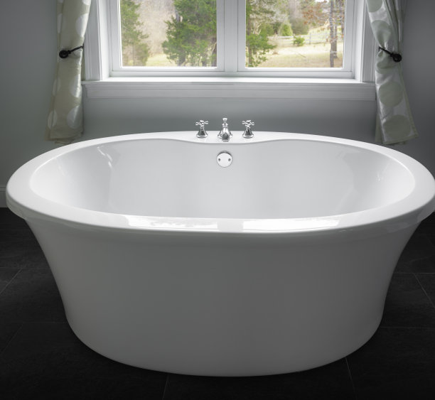 独立的现代浸泡浴缸，窗前有草地景色图片下载