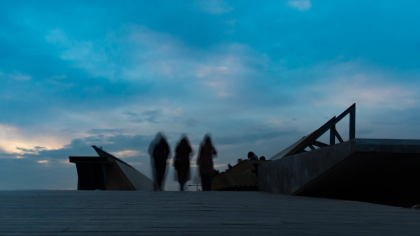 人们的剪影在桥上长时间曝光照片。城市人图片下载