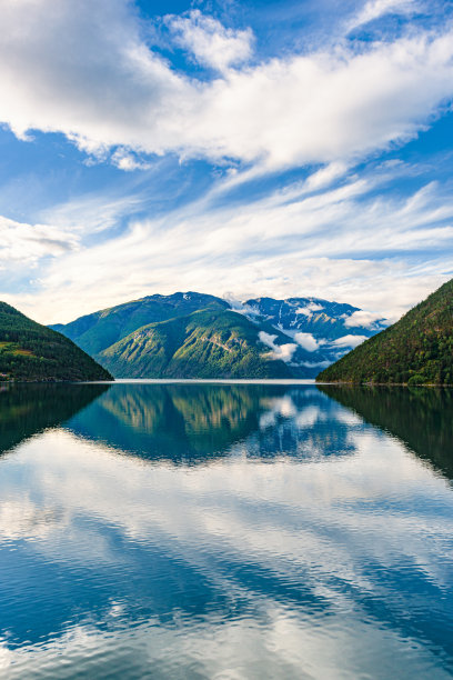 从挪威最狭窄的峡湾的渡船上看图片下载