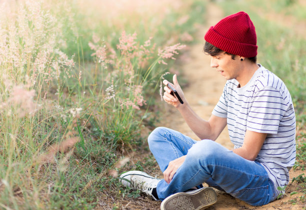 年轻人和智能手机图片下载