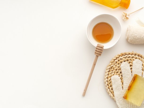 水疗设备。香薰按摩脱毛美容套装工具概念。沐浴手套，木质蜂蜜勺，有机面膜碗，按摩油，天然肥皂条，毛巾。图片下载
