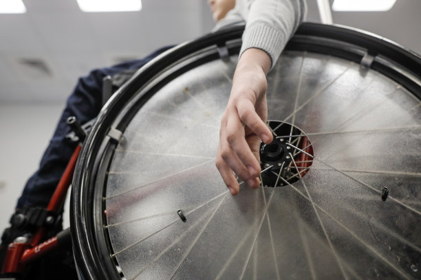 关于一个坐在轮椅上的残疾小男孩的细节。图片下载