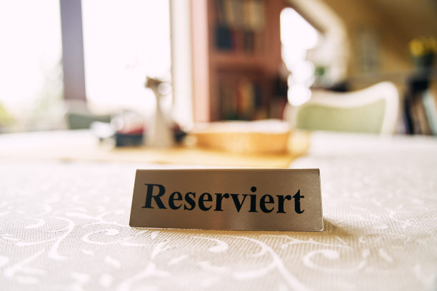 餐馆桌子上预留的刻有铭文的铁板图片下载