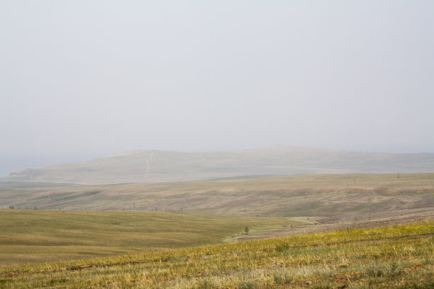 明亮多汁的山谷，田野，山丘和雾蒙蒙的大门图片下载