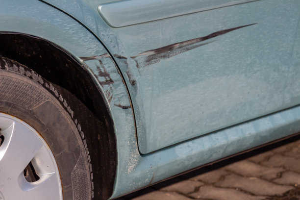 车门漆面有很深的划痕，意外损坏，特写图片下载