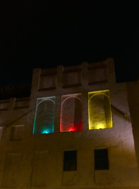 带有三个灯的阿拉伯建筑-绿色黄色红色图片下载