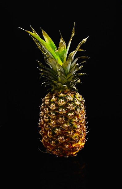 黑色背景上的菠萝图片下载