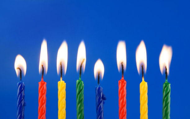 蓝色背景上的彩色生日蜡烛图片下载