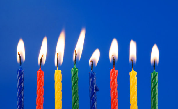蓝色背景上的彩色生日蜡烛图片下载