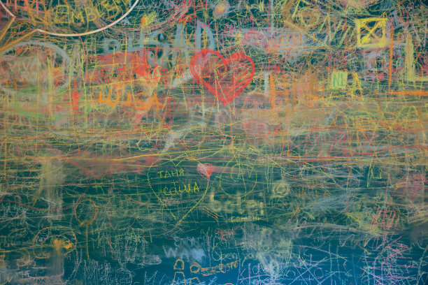 黑板与心和许多彩色画图片下载