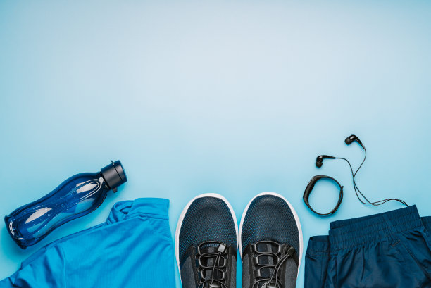 蓝色背景的运动服装和配件，健康生活方式的理念，拷贝空间，俯视图图片下载