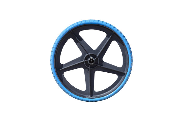 塑料车轮从婴儿车孤立在一个白色的背景图片下载