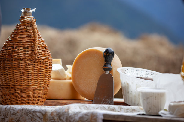 有机乳制品和葡萄酒展示户外对阿尔卑斯山-库存照片图片下载