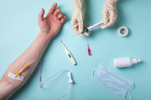 平躺在蓝色背景的医生桌子上。医生和病人的手。图片下载