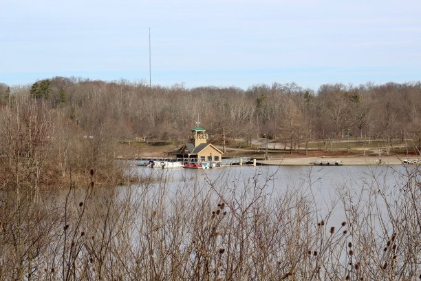 船停在湖图片下载