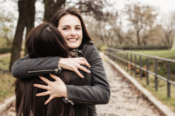 抱最好的朋友图片下载