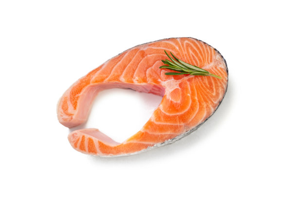 在白色背景上分离的迷迭香三文鱼片图片下载