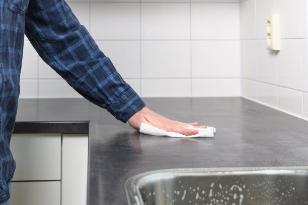 用一次性抹布清洁厨房顶部图片下载