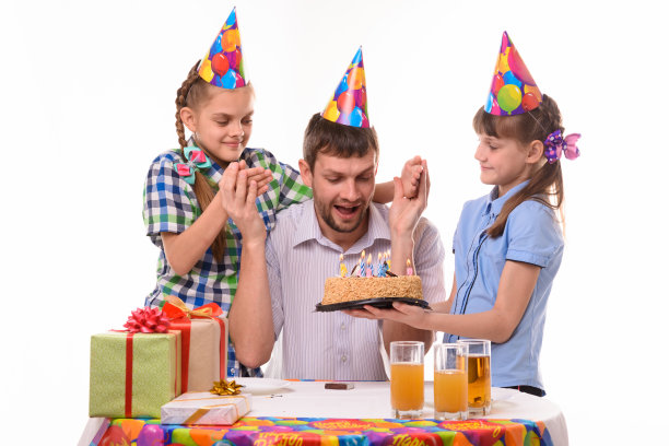 父亲对孩子们准备的节日惊喜感到非常高兴图片下载