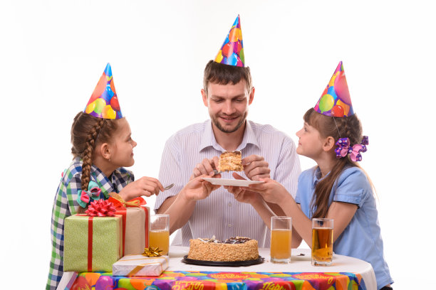 孩子们向爸爸要节日蛋糕图片下载