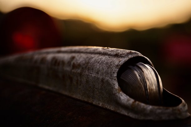 日落时分的老式平板农用卡车图片下载