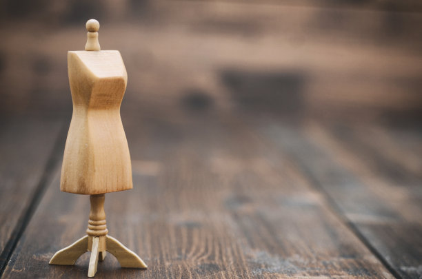 复古人体模型站在木制背景上图片下载