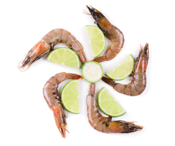 盘上生虾和青柠片。图片下载