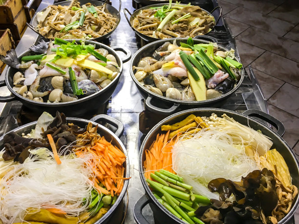 街头市场的火锅蔬菜和海鲜图片下载