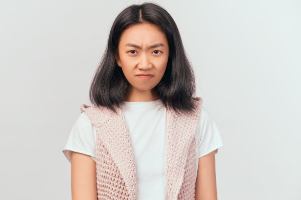 女孩紧锁眉头，撅着嘴，鼓着鼻孔图片下载