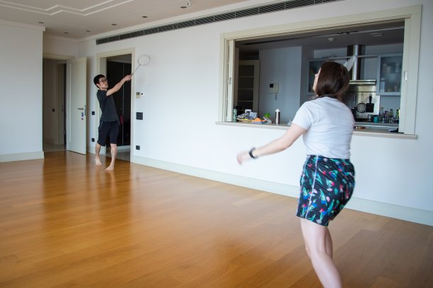 情侣在家中打羽毛球图片下载