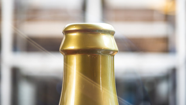 金色瓶颈香槟。瓶子在梯度灰色背景图片下载